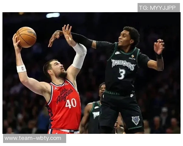 麦克丹尼尔斯半场完美表现6中6砍17分三分球全中并上演精彩空接暴扣